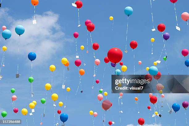 volant ballons - laisser partir photos et images de collection