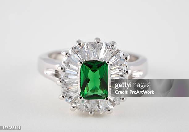 smaragd diamant-ring auf weißem hintergrund - emerald gemstone stock-fotos und bilder