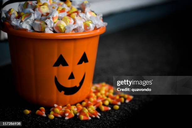 cubo de halloween candy con jack o linterna, espacio de copia - halloween candy fotografías e imágenes de stock