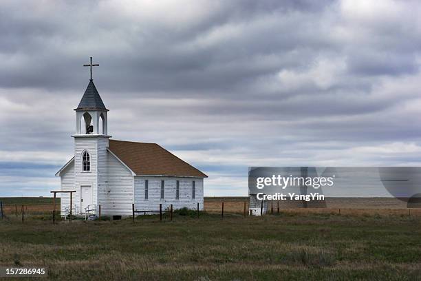 antigua iglesia de madera en blanco campo escena rural con storm - iglesia fotografías e imágenes de stock