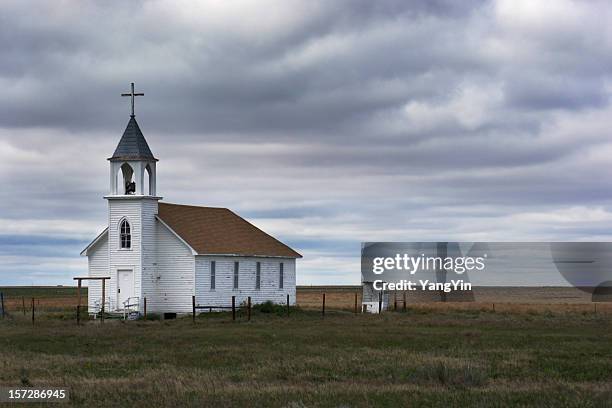 velho branco igreja de madeira com cena rural no campo com a tempestade - igreja - fotografias e filmes do acervo