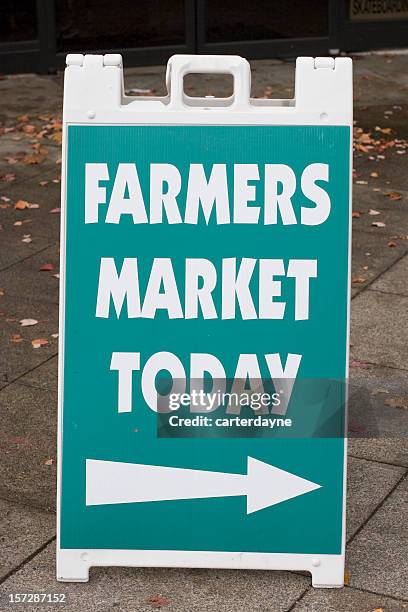 farmers market heute, pfeil nach rechts schild - aufsteller stock-fotos und bilder