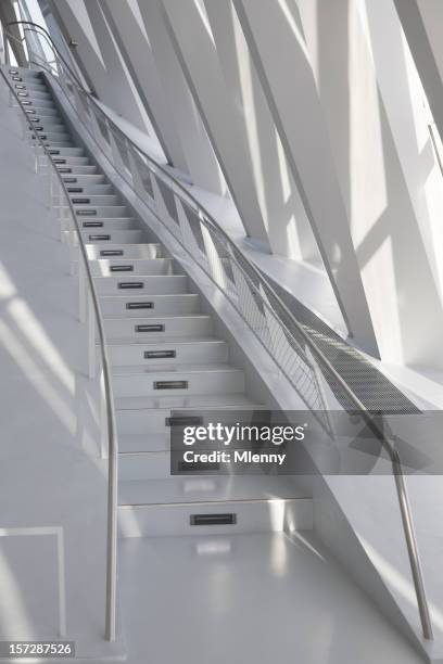 architecture moderne de l'escalier - bauhaus photos et images de collection