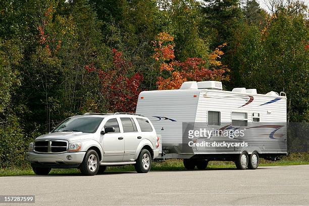 suv and tow trailer - vehicle trailer stock pictures, royalty-free photos & images