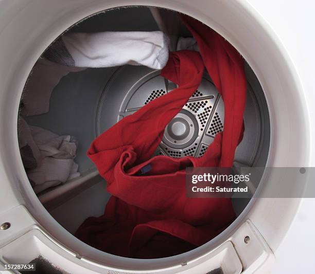 kleidung plätschernden im trockner - trockner stock-fotos und bilder