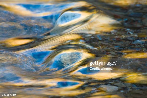 川 refeflection - creek ストックフォトと画像