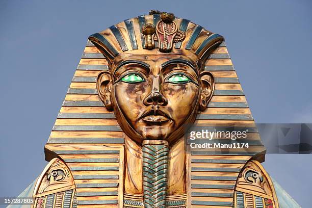 pharaon statue - cléopâtre photos et images de collection