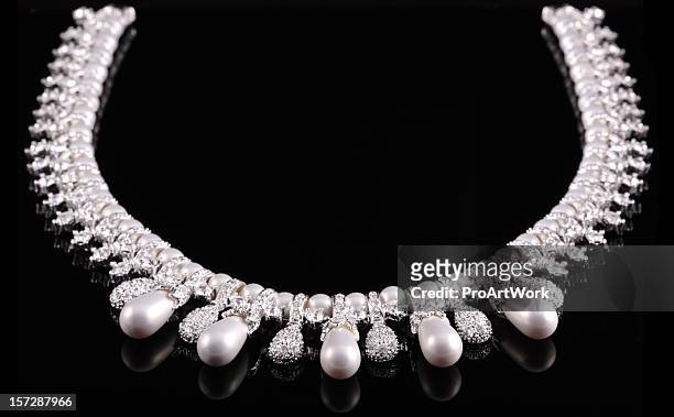 diamond &amp; pearl necklace - diamanten ketting stockfoto's en -beelden