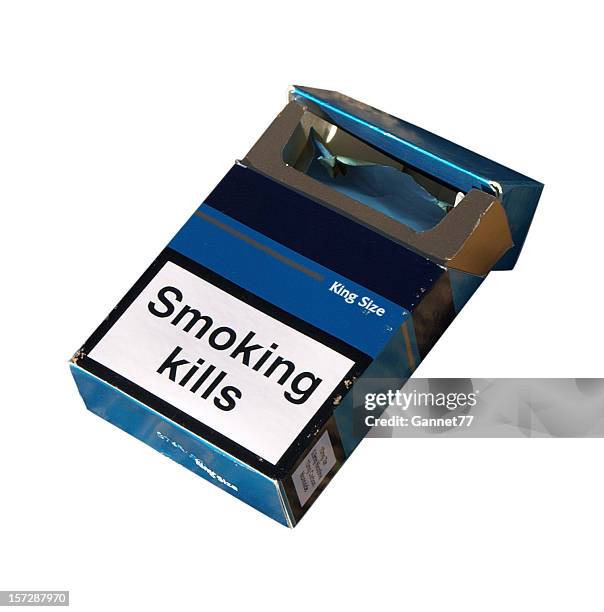 el tabaco mata - paquete de cigarrillos fotografías e imágenes de stock