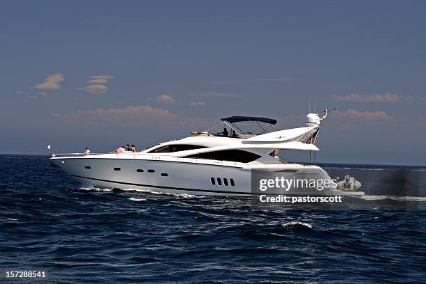 mega vacation yacht - motorboot varen stockfoto's en -beelden