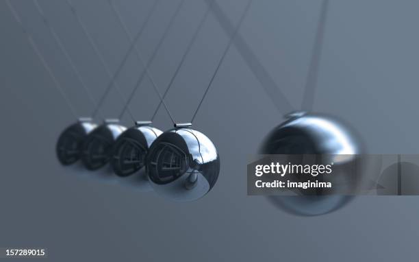 action - reaction i - newtons cradle stockfoto's en -beelden