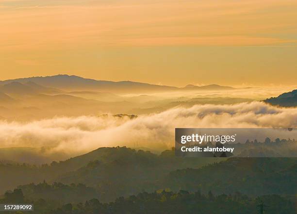 san francisco area: dawn fog over east bay hills - east bay regional park stockfoto's en -beelden