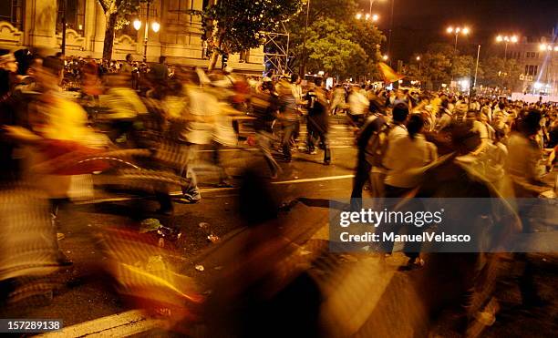 running in the night - demonstrant stockfoto's en -beelden