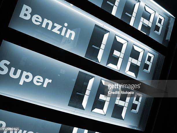 gas prices/gasometer preise - preisschild stock-fotos und bilder