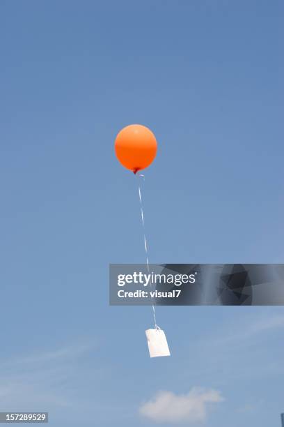 balloon message blue sky - releasing stock pictures, royalty-free photos & images