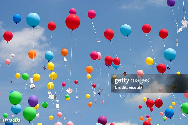 volar globos - fiesta al aire libre fotografías e imágenes de stock
