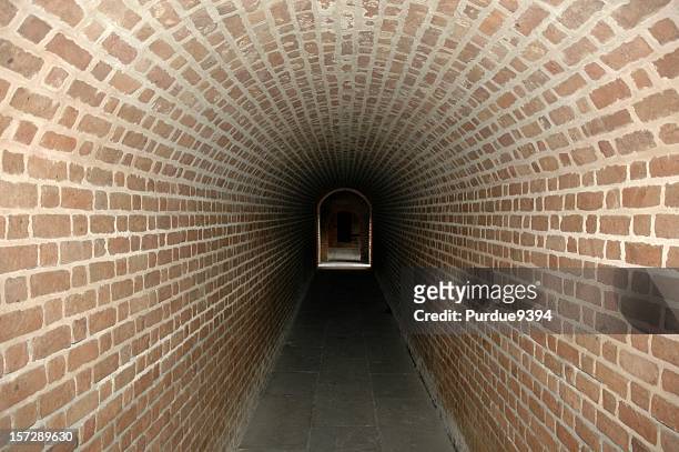 dungeon tunnel in fort clinch amelia island - kerker stockfoto's en -beelden