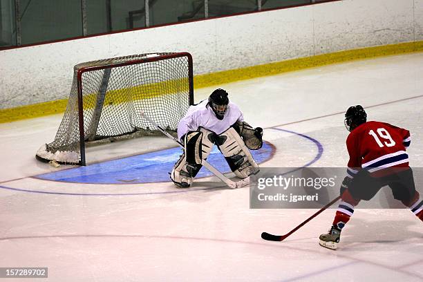 hockey goaltender action shot - hockey keeper stockfoto's en -beelden