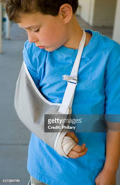 broken arm - kind mit armschlinge stock-fotos und bilder