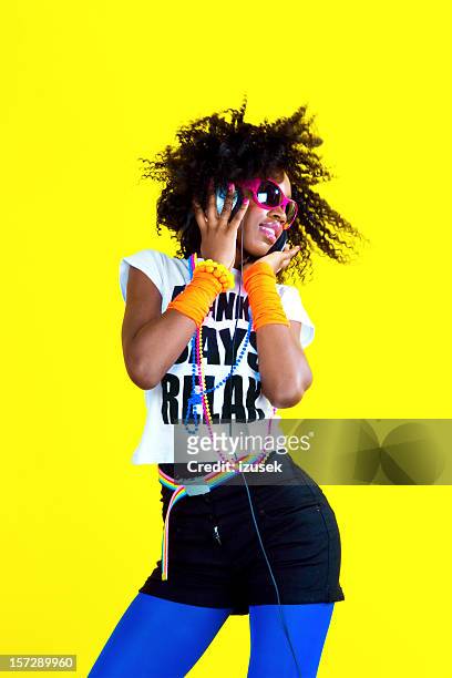 tanz-disco chick - afro frisur stock-fotos und bilder