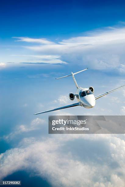 aereo volare intorno a una tempesta sul davanti - aereo privato foto e immagini stock