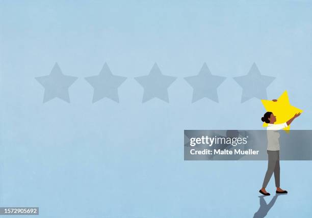 woman removing rating star from blue background - 點數 得分單位 幅插畫檔、美工圖案、卡通及圖標