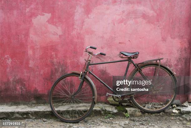 old black bicycle leaning against grunge pink wall - bike vintage stock pictures, royalty-free photos & images