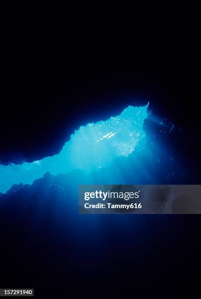 sunburst in cave. - ravijn stockfoto's en -beelden