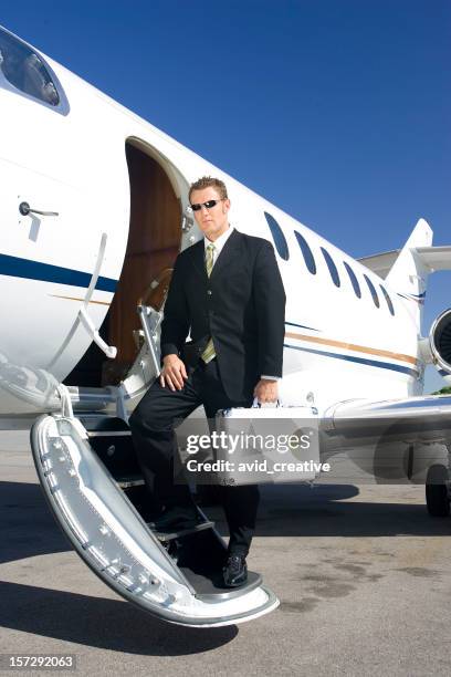 affluent travel-businessman boarding airplane - commercieel vliegtuig deur stockfoto's en -beelden