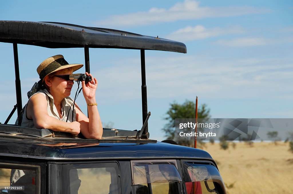 熟年女性野生動物、双眼鏡で野生動物のサファリツアー