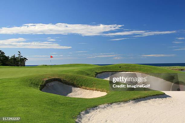 ocean golf course scenic with beautiful bunkers - bunker stockfoto's en -beelden