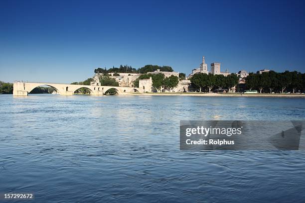 avignon-brücke mit blauer himmel im sommer - anblick stock-fotos und bilder