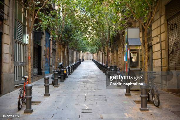 calle del barrio gótico - perspectiva en disminución fotografías e imágenes de stock