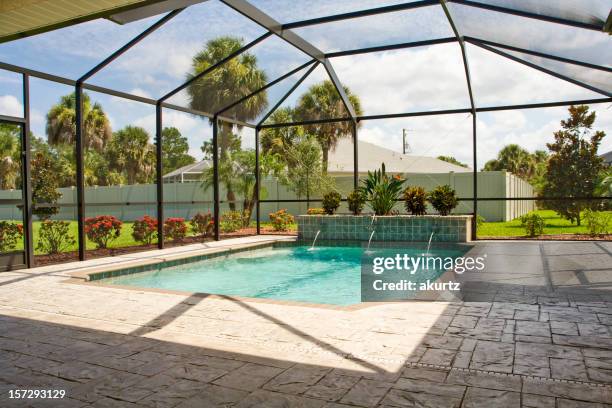 pool mit bildschirm enclosure - tiergehege stock-fotos und bilder