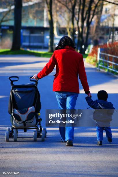 único pai mãe-alleinerziehende mutter - alleinerziehende mutter imagens e fotografias de stock