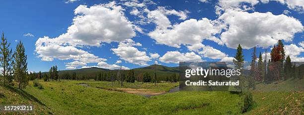 川と山のパノラマ - rocky mountain national park ストックフォトと画像