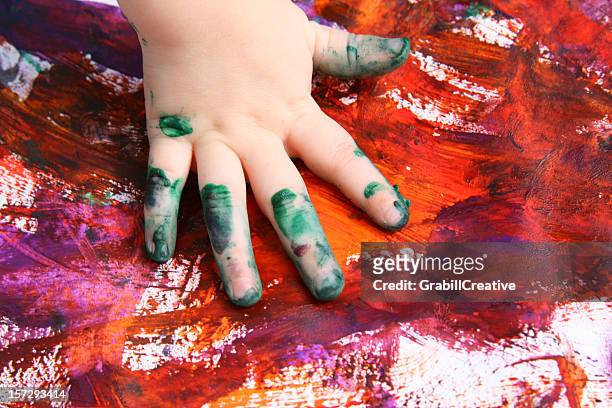 handprint art: preschooler finger painting - vingerverf stockfoto's en -beelden