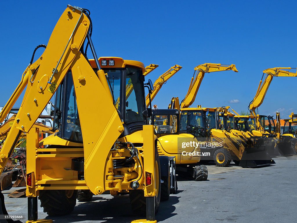 Diggers in einer Reihe auf industriellen Parkplatz