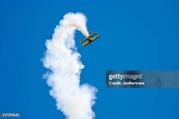 biplano con humo - biplano fotografías e imágenes de stock