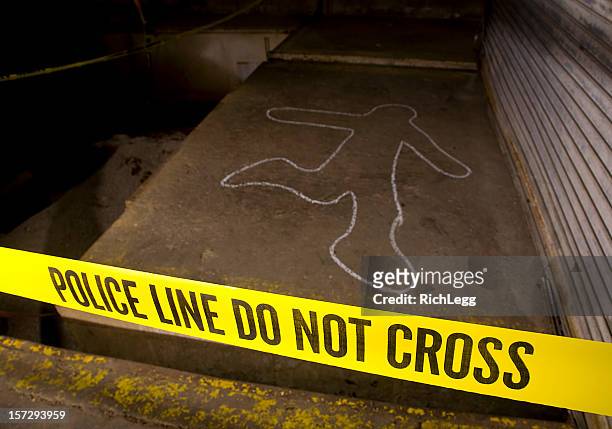 ligne police crime scène - silhouette à la craie photos et images de collection