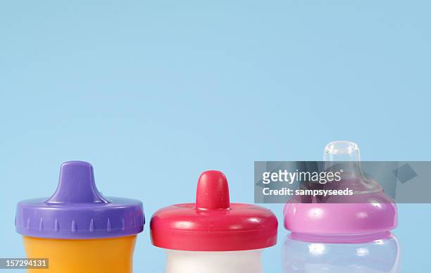 sippy recipientes - baby cup fotografías e imágenes de stock
