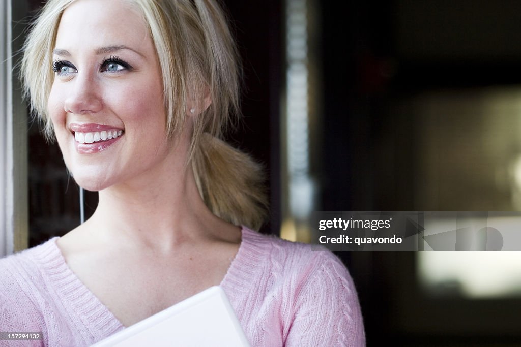 Schönen blonden jungen Frau Portrait Holding Laptop, Textfreiraum