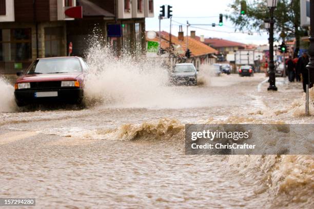 conducción a través de difusión de agua en una calle en bulgaria - lluvia torrencial fotografías e imágenes de stock