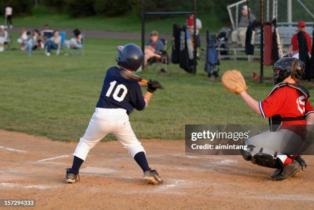 niños en juego de béisbol - defence player fotografías e imágenes de stock