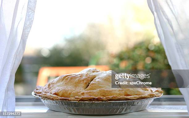 apple pie-kühlung im fenster - apfelkuchen stock-fotos und bilder