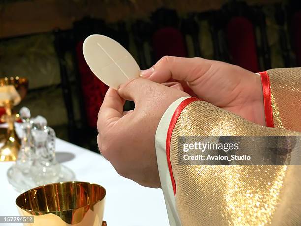 clergyman e di comunione - forma-di-comunicazione foto e immagini stock