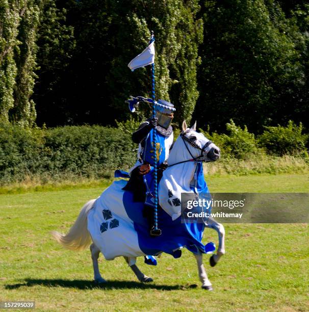 gebühr! - ritterturnier stock-fotos und bilder