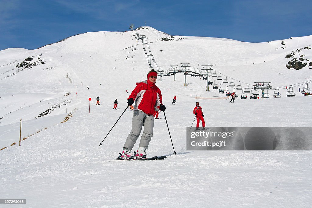 ツィラータール渓谷、オーストリア-女性のスキーで、アルプス