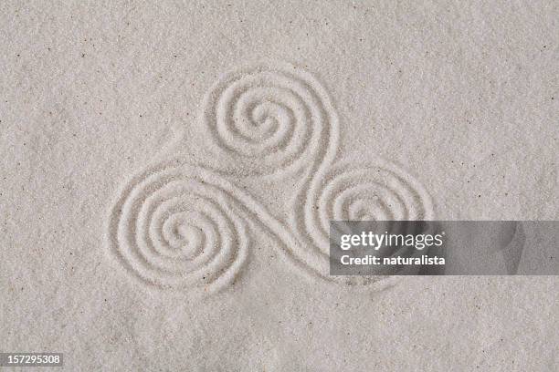 spirals on sand 6 - keltisk bildbanksfoton och bilder