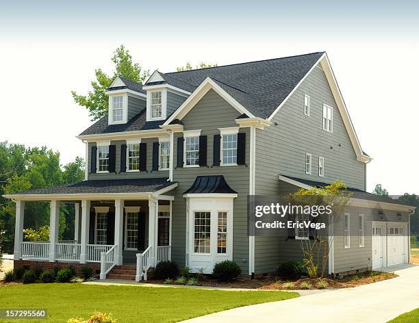 hermosa casa suburbana - casa de dos pisos fotografías e imágenes de stock